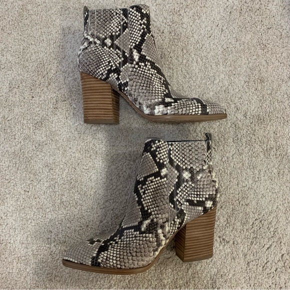 Marc Fisher - Oshay Pointed Toe Booties - Picture 2 of 5